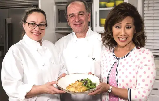  ?? ASHLEE REZIN/ SUN- TIMES PHOTOS ?? Sarah Stegner and George Bumbaris join Linda Yu in the Chicago Sun- Times kitchen.