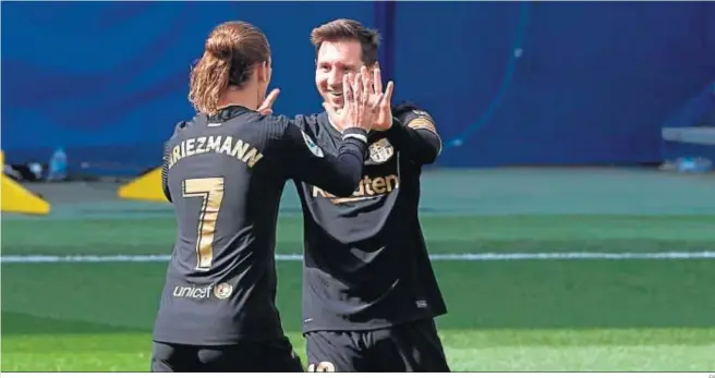  ?? EP ?? Griezmann es felicitado por Messi tras hacer el primero de los dos tantos que el jugador francés hizo en casa del Villarreal.