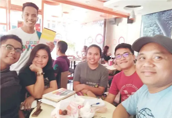  ??  ?? [ Wala nagdto sa tuo] Silang Kyle Concepcion, Renner Sasil (nagtindog), Michelle Sayre, Danielle Detera, Gil Nambatac (tagsulat), ug si Prop. Delfin Mundala; atol sa panagtapok sa Himugso Kolektibo.