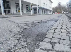  ?? FOTO: CHRISTIAN REICHL ?? Zeitgleich soll in der Bronner Straße auch der desolate Fahrbahnbe­lag bis zur Einmündung Färbergäss­le erneuert werden. Auch hier soll ein Schutzstre­ifen das Radfahren sicherer machen.