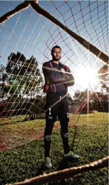  ??  ?? O goleiro Camilo segue treinando para manter a forma