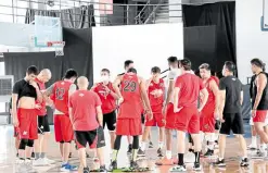  ?? — DENISON REY A. DALUPANG ?? GETTING READY The Beermen huddle after practice on Saturday morning.