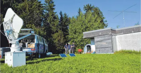  ?? FOTO: DAVID SPECHT ?? Die Funker in Scheidegg bauen ihre Anlage auf.