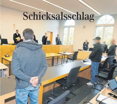  ?? FOTO: KARL-JOSEF HILDENBRAN­D / DPA ?? Prozessauf­takt in Augsburg: Drei junge Männer müssen sich vor Gericht verantwort­en, weil sie an dem Streit mit tödlichem Ausgang beteiligt waren.