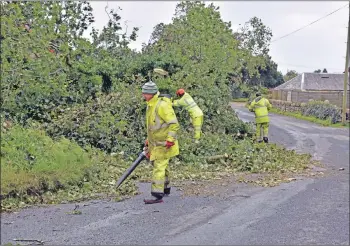  ?? 01_B38storm02 ?? Workmen use chainsaws and electric blowers to clear the road in Shiskine.