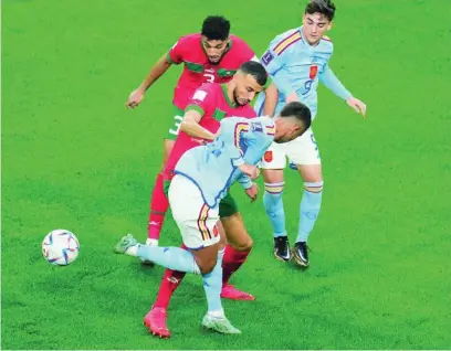  ?? AP ?? Ferran Torres intenta un taconazo durante el partido ante Marruecos