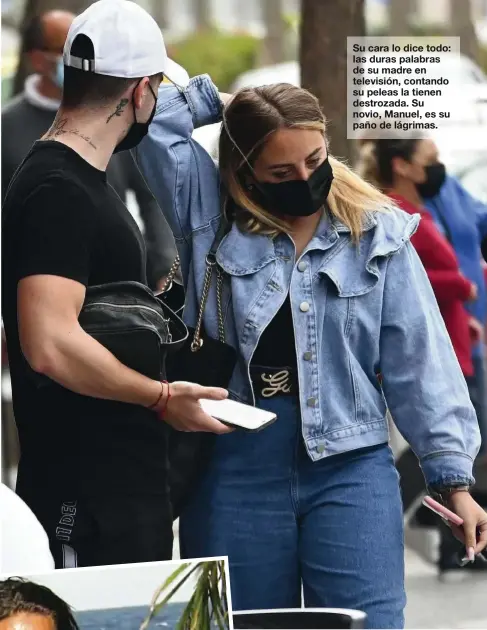  ??  ?? Su cara lo dice todo: las duras palabras de su madre en televisión, contando su peleas la tienen destrozada. Su novio, Manuel, es su paño de lágrimas.