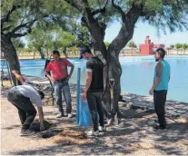  ??  ?? Cerca de 50 personas trabajan en el mantenimie­nto.