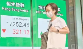  ?? PETER PARKS/AGENCE FRANCE-PRESSE ?? HANG Seng index and Chinese shares kicked the week off with steep losses yesterday as the mainland was rocked by protests against the strict zero-Covid policies and calling for more political freedoms.