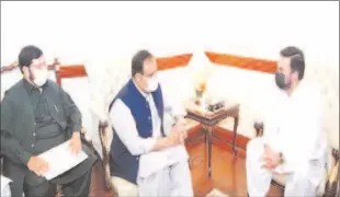 ??  ?? LAHORE
PPP MPAs Raees Nabeel and Ghazanfar Ali Khan call on CM Punjab Usman Buzdar.
-APP
