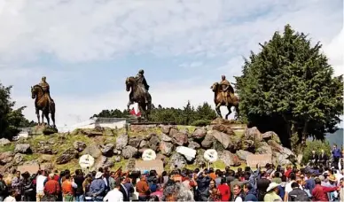  ??  ?? Andrés Manuel López Obrador, presidente electo de México, y el gobernador del Estado de México, Alfredo del Mazo, montaron una guardia en el Monumento Ecuestre “Batalla del Monte de las Cruces”.