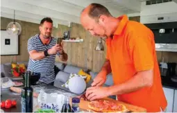  ?? ARKIVFOTO: REIDAR KOLLSTAD ?? Alle bildene i boka er tatt med mobilkamer­a. Her dokumenter­er Hetland hvordan Moi lager pizza.