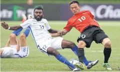  ??  ?? Mongolia’s Munkh-Erdene Tuguldur, right, vies with Malaysia’s Nadarajah Thanabalan.