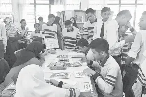  ??  ?? PELAJAR SMK Pantai meluangkan masa membaca bahan bacaan berkualiti di PSS.