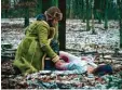  ?? Foto: Conny Klein, rbb, dpa ?? Die Bloggerin Charlie findet im Wald die tote Joggerin Carolina Gröning.