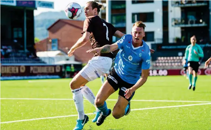  ?? MARIUS SIMENSEN ?? Kent Håvard Eriksen fightet som vanlig knallhardt, men alene på topp ble han for det mest underlegen mot Mjøndalen-forsvaret, her er det Quint Jansen som vinner duellen.