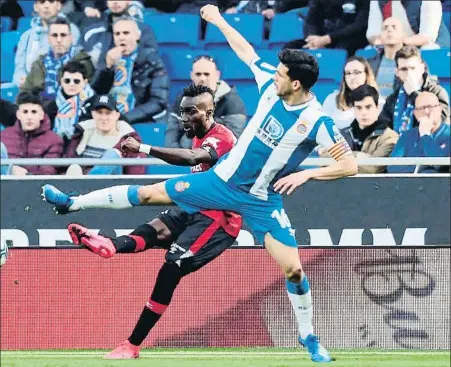  ?? G. LOINAZ / EFE ?? El capitán del Espanyol Javi López intentando detener una acción de Lago Junior (Mallorca) el pasado domingo