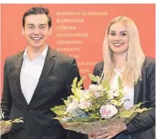  ?? FOTO: THOMAS MERKENICH ?? Die SPD RheinBerg hat die Burscheide­rin Heike Engels als Direktkand­idatin für den Wahlkreis 2 (u.a. Wermelskir­chen) aufgestell­t. Der Vorsitzend­e der SPD, Marcel Kreutz, gratuliert­e ihr.