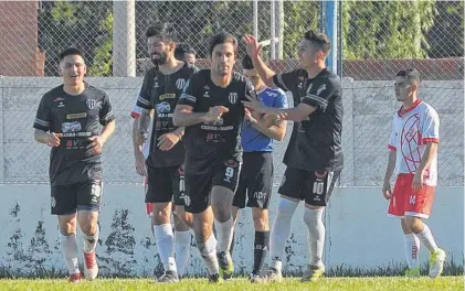  ?? PABLO PRESTI-LA NUEVA. ?? Otra más y van... Julio Acosta festeja con Juanjo Ramírez el gol que aseguró el triunfo de Liniers.