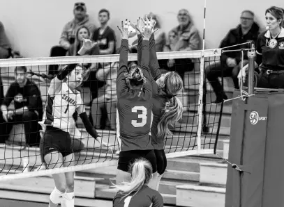  ?? GREG ELLISON • SPECIAL TO THE GUARDIAN ?? Myah Utrosa (3) and Charlotte Sweetapple (5) go for a block in action against the Crandall University Chargers on Sunday at the Mcmillan Centre in Charlottet­own.