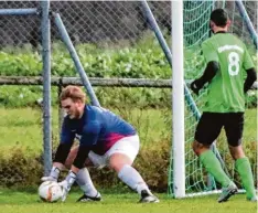  ?? Foto: Sarina Schäffer ?? Oberbernba­chs Keeper Martin Hetzler hält hier in dieser Szene den Ball fest. Am Ende siegte der SCO gegen den FC Gundelsdor­f.