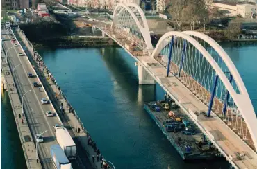  ?? Foto: dpa/P. Seeger ?? Rheinqueru­ng mit Symbolkraf­t: die Europabrüc­ke zwischen Kehl und Straßburg (l.), daneben die neue Trambrücke