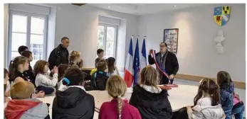  ??  ?? Le maire, Cyril Laurent, est allé rencontrer les écoliers de la commune. Derrière lui, le blason de la commune des Essarts-le-Vicomte.