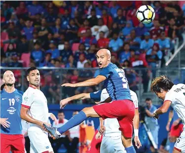  ?? PERSIJA FOR JAWA POS ?? TAK TERBENDUNG: Pemain Johor Darul Takzim Natxo Insa Bohigues melakukan heading saat melawan Persija di Piala AFC kemarin.