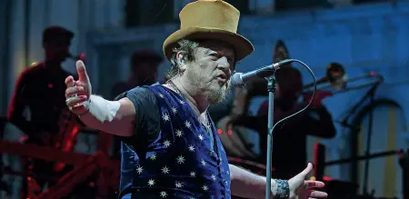  ??  ?? In scena Zucchero «live» in piazza San Marco a Venezia (Foto Vision)