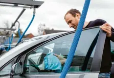  ?? Fotos: dpa ?? Vorauseile­nde Pflege: Auf die kalte Jahreszeit bereiten Autobesitz­er ihr Fahrzeug am besten mit einer gründliche­n Wäsche und Lackkonser­vierung vor.