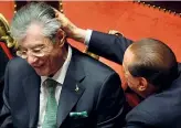  ??  ?? In Aula Berlusconi saluta affettuosa­mente Umberto Bossi