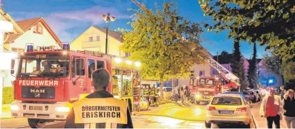  ?? FOTOS: ANDY HEINRICH ?? Die Kameraden der Feuerwehre­n Eriskirch, Langenarge­n, Tettnang und Friedrichs­hafen demonstrie­ren bei einer groß angelegten Übung ihr Können.