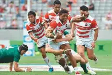  ?? AFP ?? Japan’s Amanaki Lelei Mafi (centre) is tackled by Ireland’s centre Garry Ringrose (rear) during their test match in Tokyo yesterday.