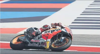  ?? FOTO: GETTY ?? Marc Márquez cayó pero defendió la primera línea. Los tres últimos líder saldrán juntos, de la pole Viñales con Dovizioso y Márquez