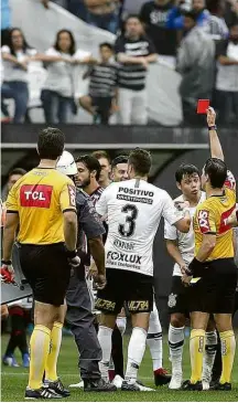  ?? Marco Galvão /Fotoarena/Folhapress ?? Rodolpho Toski expulsa Angelo Araos do Corinthian­s durante a partida contra o São Paulo