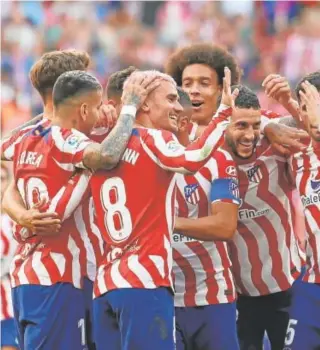  ?? ?? Griezmann, felicitado por sus compañeros en el duelo ante el Almería // EFE