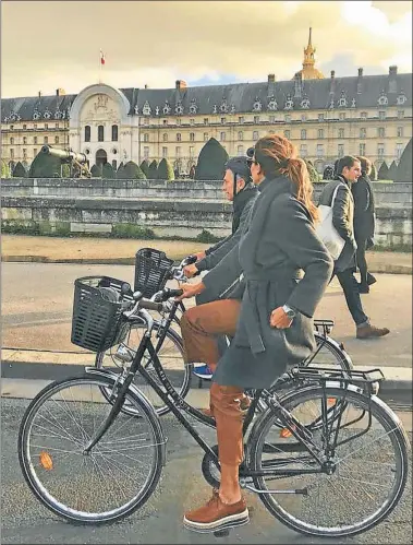  ?? INSTAGRAM ?? BICICLETA. En el último día de su gira europea, el Presidente pedaleó junto a su mujer por París.