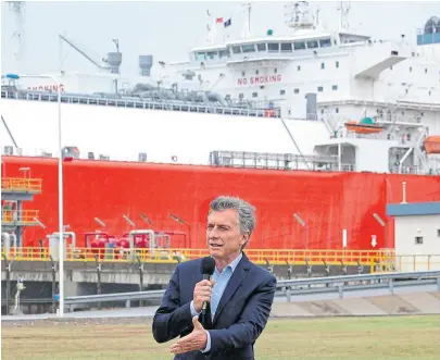  ?? Presidenci­a ?? Macri, ayer, al despedir al buque regasifica­dor en Bahía Blanca