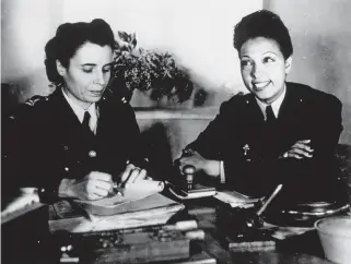  ??  ?? Double jeu En 1940, pour mieux dissimuler ses activités, Joséphine Baker (à dr.), titulaire d’un brevet de pilote, rejoint les infirmière­s pilotes secouriste­s de l’air.