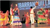  ??  ?? Grupo de danzas y disfraces tradiciona­les del Carnaval de Barranquil­la.