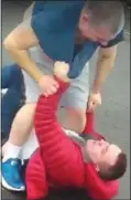  ??  ?? brutal: Men brawl in street