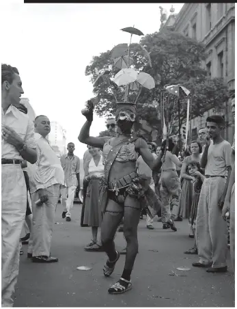  ?? ?? Rafael Cosme (na imagem a cores) iniciou a sua coleção em 2018. O extenso arquivo de imagens que conseguiu reunir até hoje, permitiu-lhe entender e mostrar a outros como a celebração do Carnaval foi mudando com a cidade do Rio de Janeiro, e vice-versa.