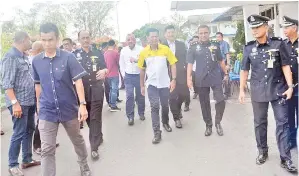  ??  ?? AZIS melakukan lawatan kerja untuk melihat sendiri keadaan sebenar di IPD Tawau dan menemui pegawai-pegawai polis di lapangan.