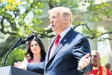  ??  ?? El presidente estadounid­ense, Donald Trump, asistió ayer al Día Nacional del Rezo, en el Rose Garden de la Casa Blanca de Washington.