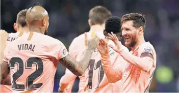  ??  ?? ► Vidal festeja junto a Messi tras el 0-1 parcial del Barcelona.