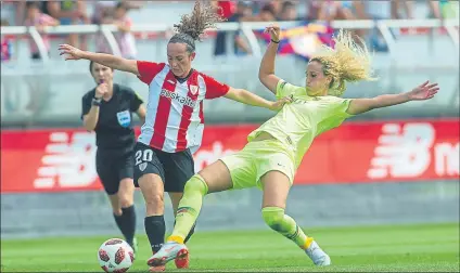  ??  ?? Hamraoui tuvo que mostrar su potencia física en un partido muy complicado en el que fue amonestada. Vicky Losada luce su técnica ante Damaris. Tras el partido, emotivo abrazo de toda la plantilla azulgrana a Marta Unzué, excompañer­a que esta temporada juega cedida en el Athletic. FOTOS: JUAN ECHEVERRIA