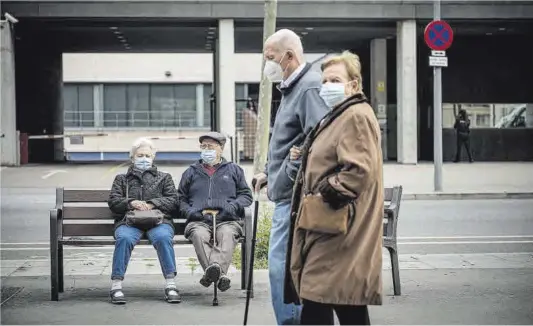  ?? Manu Mitru ?? Pensionist­as en una calle barcelones­a.