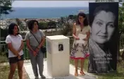  ??  ?? Florence Lagache, enseignant­e au lycée Curie et des élèves du groupe Jardin de la Paix lors de l’hommage rendu à Simone Veil. (DR)