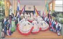  ??  ?? Estudiante­s de distintas institucio­nes se reunieron ayer para rendir homenaje a los Héroes del Chaco.