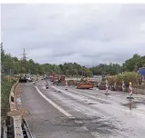  ??  ?? Während der Sperrung bereiten die Straßenbau­er die Verkehrsfü­hrung für die Sanierungs­zeit vor.